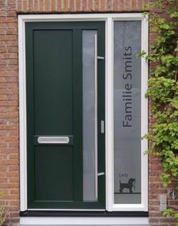 Raamfolie verticaal met hondje en achternaam